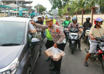 Sinergi Direktorat Lalu Lintas Polda Sulut dan Bapenda, Bagi-Bagi 500 Paket Takjil di Depan Mapolda