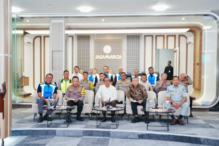 Tinjau Jasa Marga Command Center, Kapolri Pastikan Penanganan Arus Balik Berjalan Lancar dan Aman